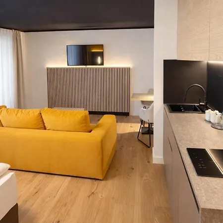 Beeliving Hotel 3*